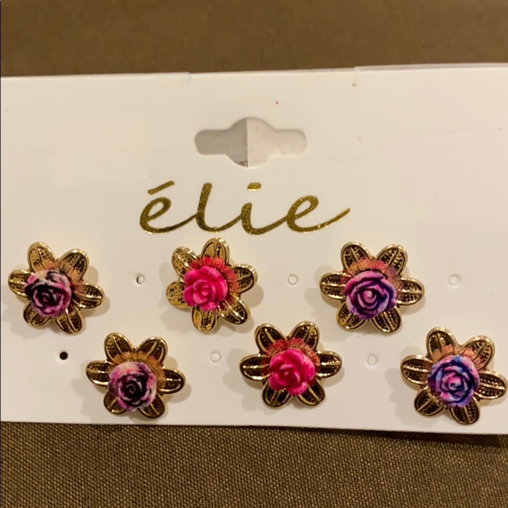 3 Pairs of Flower Stud-size Earrings